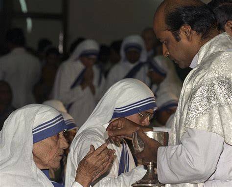 Mother Teresa praying before the Eucharist